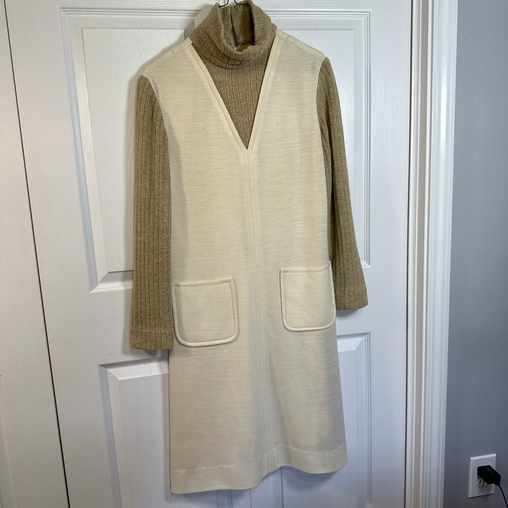 Vintage 70s Carlye Elegant Cream Long Sleeve Sheath Dress